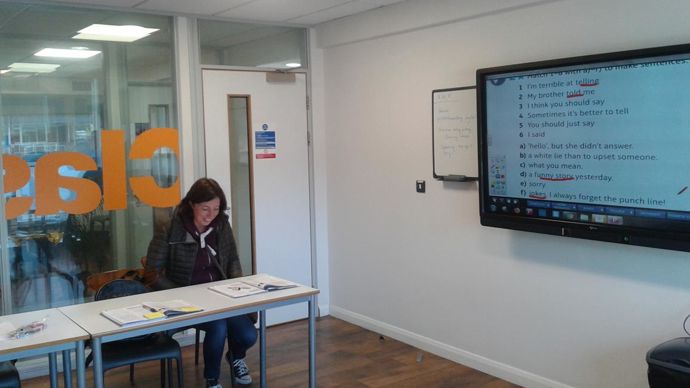 En octobre 2018, Laetitia Doumont et sa collègue Anne Cailleux, toutes deux enseignantes, ont suivi pendant 12 jours des cours de langues à l’Oxford Int. De Greenwich (Royaume-Uni). Une mobilité subventionnée dans le cadre d’une charte Erasmus +. ©Lycée Costa de Beauregard